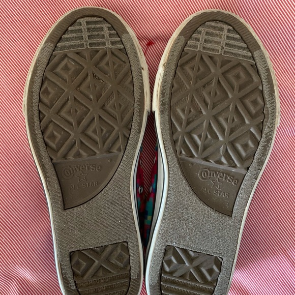 Youth size 3 “Rainbow Pixels” Chuck Taylor’s - Picture 4 of 5